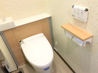 トイレリフォーム ナチュラルな内装で収納があるトイレ空間