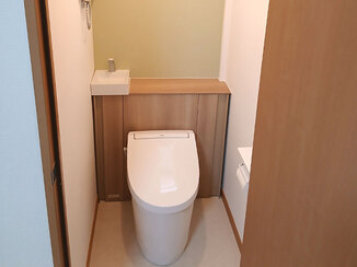 トイレリフォーム アクセントクロスで一新！収納力UPで掃除がしやすいレストルーム