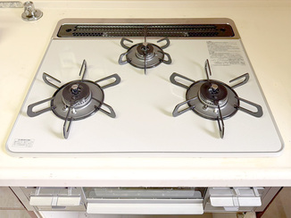キッチンリフォーム シルバー基調で明るい印象になったガスコンロ・レンジフード