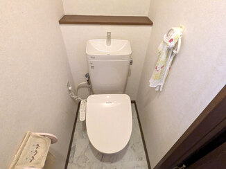 トイレリフォーム 清潔感と使いやすさを兼ね備えた、明るい雰囲気のレストルーム