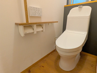 トイレリフォーム 黒のアクセントクロスでスタイリッシュに生まれ変わったトイレ